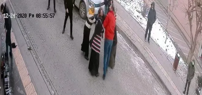 Saçları elinde kaldı! 3 kadının sokak kavgası kameraya yansıdı