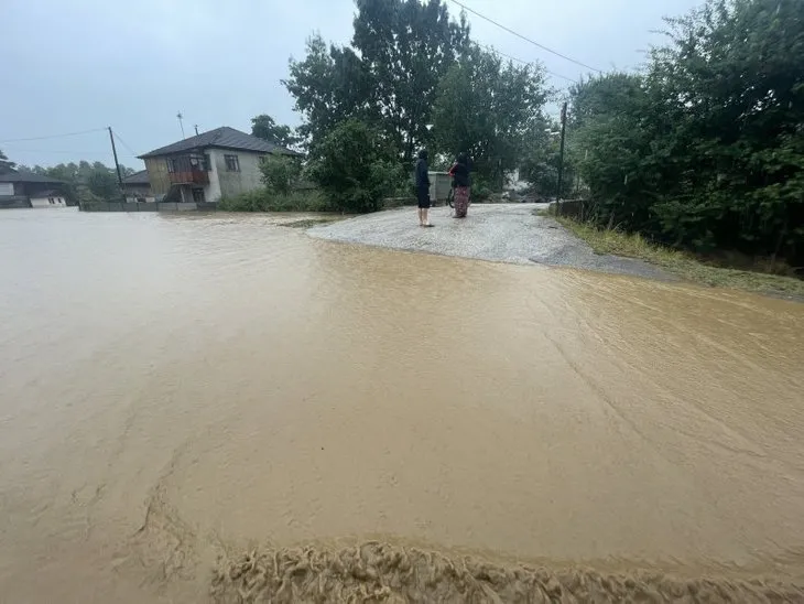 Sağanak yağış Düzce'de hayatı felç etti! Batı Karadeniz'de sel ve heyelan tehlikesi