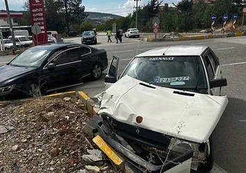 Isparta'da trafik kazası! 1'i ağır 2 yaralı