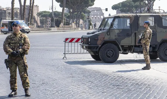 İtalya'da ordu sokağa indi, Roma kontrol altında - 1