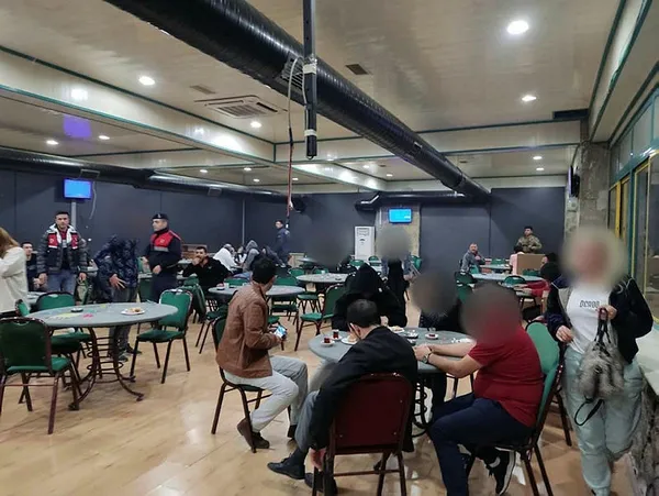 Bornova'da çileden çıkaran olay! 1 ayda 3 kez kapandı ama mührü kırıp devam ediyorlar - 1