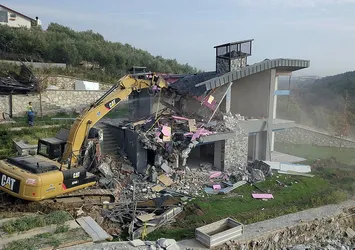 CHP’li başkan Turgay Erdem'in kaçak villası yıkıldı