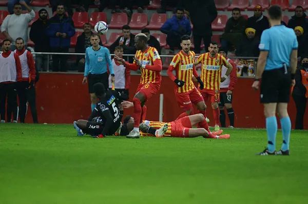 kayserispor-sivasspor-canli-skor-1640633041761.jpg Kayserispor Sivasspor'u 3-0 mağlup etti! Kayserispor farklı kazandı - 1