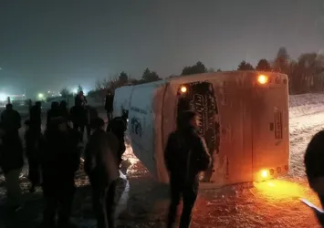 Kütahya'da işçi servisi devrildi! 3 kişi yaralandı
