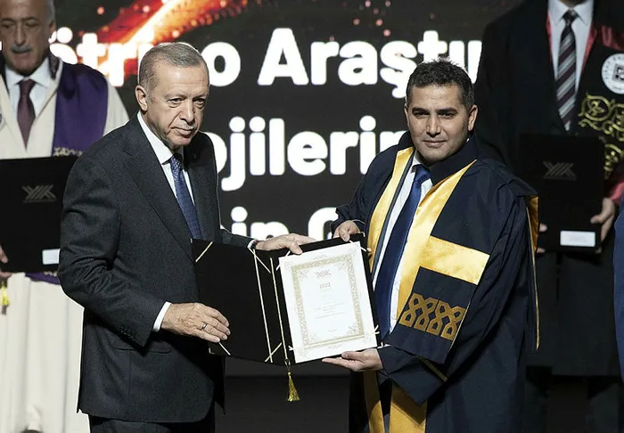 baskan-recep-tayyip-erdogandan-erciyes-universitesine-eru-odul-1665415681920.jpg Başkan Recep Tayyip Erdoğan’dan Erciyes Üniversitesi'ne (ERÜ) ödül - 3