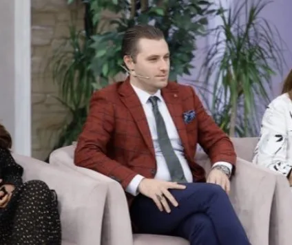 hulya-kuran-kimdir-kac-yasinda-esra-eroldaki-hulya-avukatin-esi-ahmet-faruk-kuran-ne-is-yapar-selami-kuran-kim-1664553181665.jpg Ahmet Faruk Kuran kimdir? Hülya Kuran kimdir, kaç yaşında? Esra Erol’daki Hülya avukatın eşi Ahmet Faruk Kuran ne iş yapar? Selami Kuran kimdir? - 6