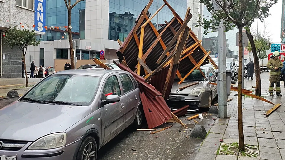 İstanbul’u fırtına vurdu! Çatılar uçtu ağaçlar devrildi