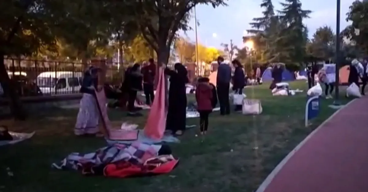 Dün yaşanan şiddetli depremden sonra geceyi dışarıda geçiren İstanbullular güne böyle başladı
