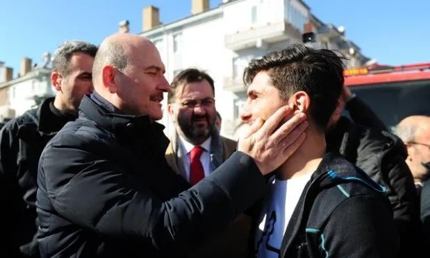 İçişleri Bakanı Soylu, Suriyeli Mahmud'a sarılarak teşekkür etti