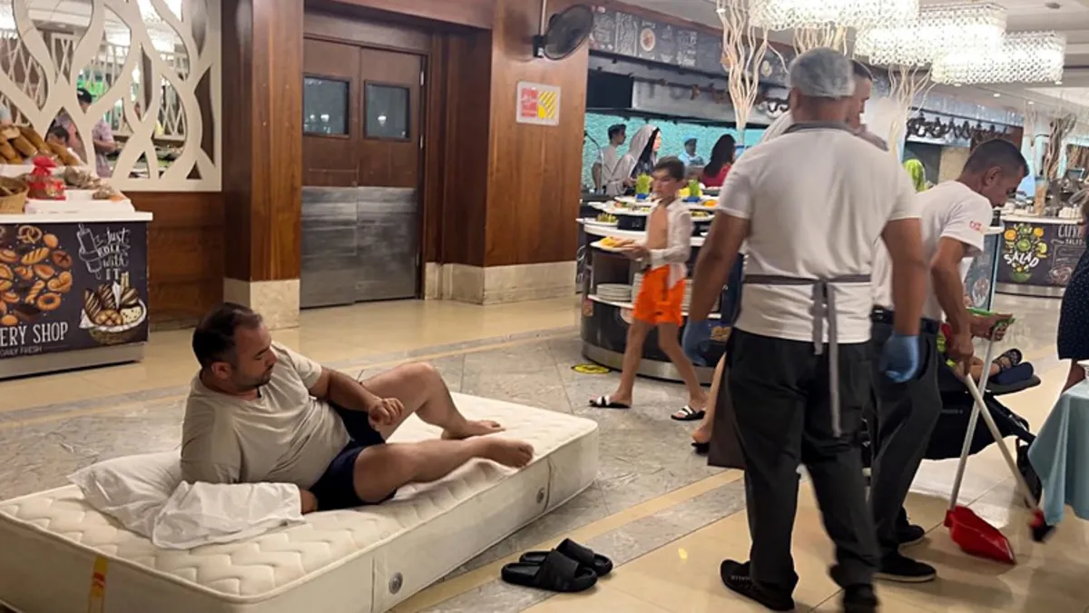 Antalya'da fıkra gibi olay! Odasının kliması bozulunca bakın ne yaptı! Yemekhanenin ortasında...