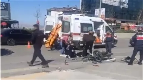 1712425195294.jpg Feci motosiklet kazası kamerada! Otomobil çarptı uçarak diğer arabaya vurdu... - 3