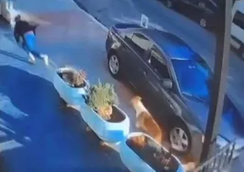 Beylikdüzü'nde dehşet anları! İşe giderken köpekler saldırdı! O anlar kamerada