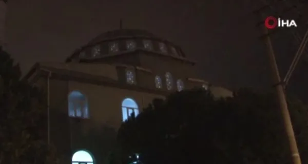 1679897018195.jpg Cami kapısına siper oldu cemaati içeriye sokmadı! O anlar kamerada - 2