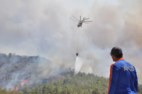 Bakanlık duyurdu: Bugün çıkan 22 orman yangınından 20’si söndürüldü! Mersin yangınına 11 uçak 29 helikopterle müdahale sürüyor