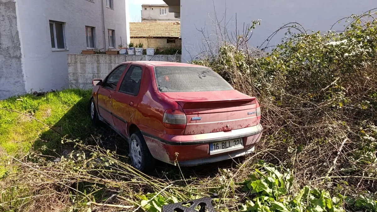 Otomobil şarampole uçtu; baba ile araçtan atlayan oğlu yaralandı