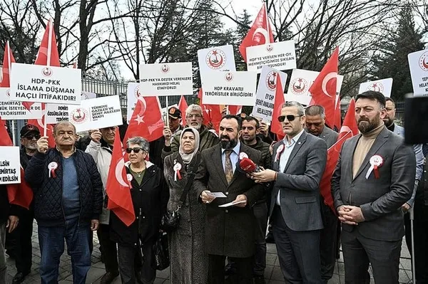 kilicdaroglu-kandilin-talimatlarini-iceren-teror-belgesini-kabul-etti-1679373432769.jpg Kılıçdaroğlu Kandil'in talimatlarını içeren "terör belgesini" kabul etti! - 12