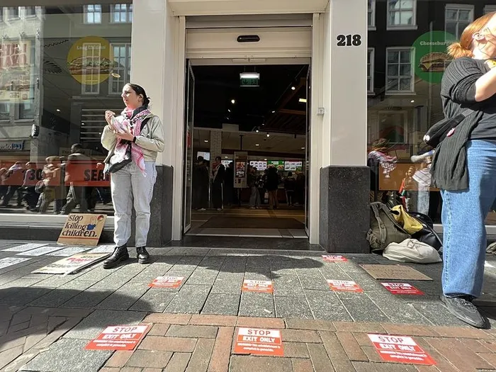 Hollanda’da Burger King şubeleri önünde katil İsrail’e protesto! Soykırımı fonlama | Bu kurum soykırımın suç ortağı