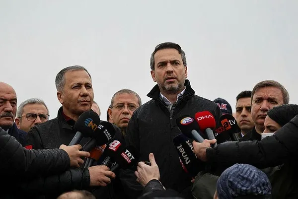 Erzincan’da zamanla yarış! Toprak kayması sonrası 9 işçi aranıyor! Bakan Bayraktar: Heyelan alanında 400 bin kamyonluk toprak kütlesi var