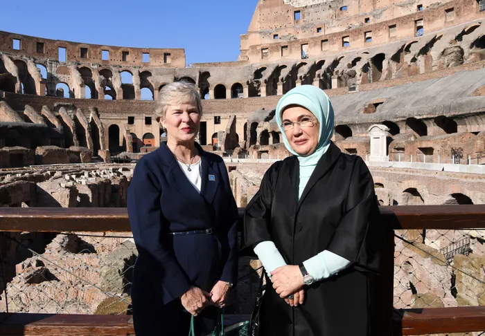 Son dakika: Emine Erdoğan, G-20 Liderler Zirvesi'nin yapıldığı Roma'da lider eşleriyle bir araya geldi