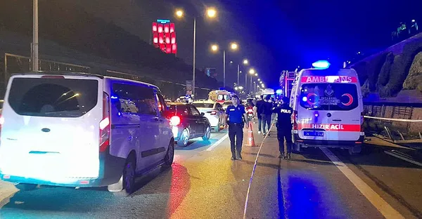 istanbulda-gece-yarisi-feci-kaza-otomobil-iscilere-carpti-cok-sayida-olu-var-1684879558543.jpg İstanbul'da gece yarısı feci kaza! Otomobil işçilere çarptı! Çok sayıda ölü var... - 1