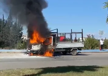 Adana'da kamyonet alev alev yandı