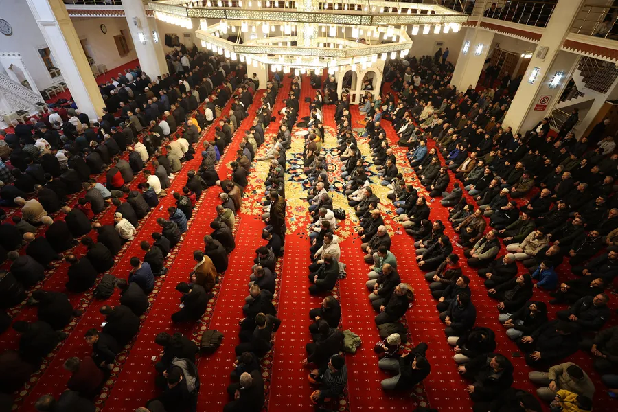 kadir-gecesinde-eller-semaya-acildi-milyonlar-huzurda-bulustu-1773687564698.jpg Kadir Gecesi'nde eller semaya açıldı: Milyonlar huzurda buluştu - 20