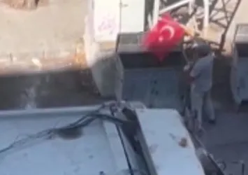 Temizlik işçisinin bayrak hassasiyeti