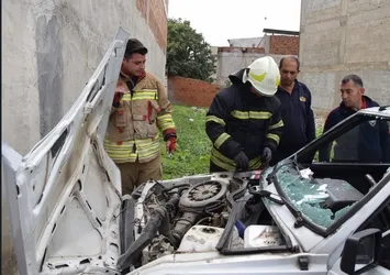 Manisa'da otomobil duvara çarptı: 2 yaralı