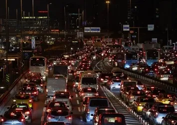 İstanbul güne trafikle başladı! Yağmur trafiği felç etti
