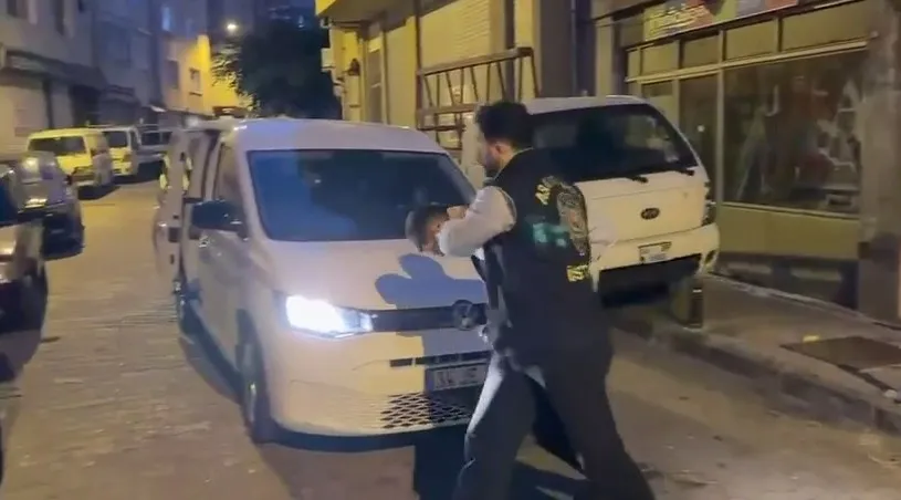 sapkalilar-cetesine-es-zamanli-baskin-is-yeri-kursunlayip-adam-yaralamislardi-1786700332079.jpeg 'Şapkalılar' çetesine eş zamanlı baskın! İş yeri kurşunlayıp adam yaralamışlardı - 1