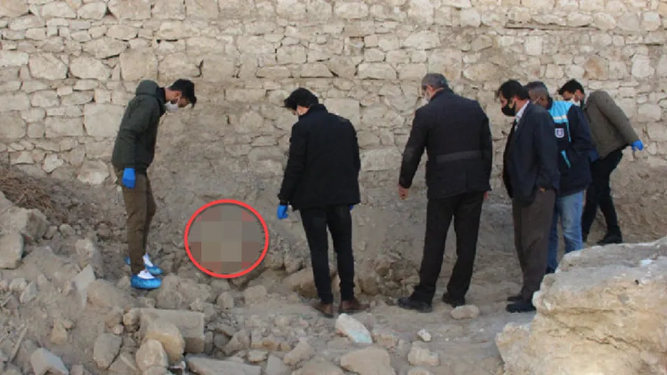 Yıkılan binanın hafriyat temizliği sırasında buldular! İşçiler hemen polise haber verdi