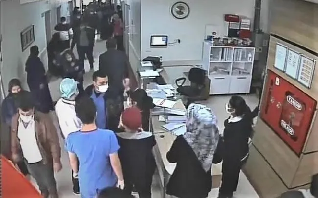 Şanlıurfa'da hastanede 20 hasta yakını güvenlik görevlisini dövdü - 4