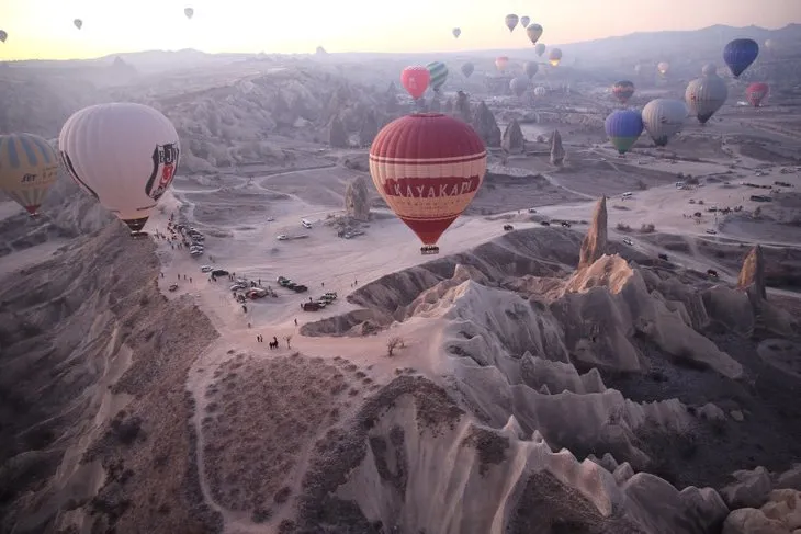 Kapadokya’da turistler yeni yılın ilk gününü gökyüzünde karşıladı