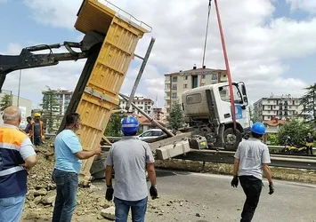 Ümraniye'de kontrolden çıkan hafriyat kamyonu refüje çıktı