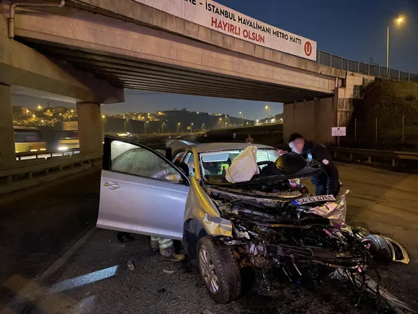 Çekmeköy'de otomobil bariyerlere çarptı: Aracın motoru yola fırladı! 3 kişi ağır yaralandı - 5