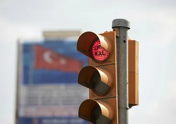 Trafik lambaları ile 'evde kal' mesajı