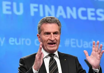 Günther Oettinger: Macron'un otoritesi zarar gördü