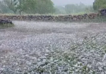 Ceviz büyüklüğünde dolu yağdı! Köy beyaza büründü