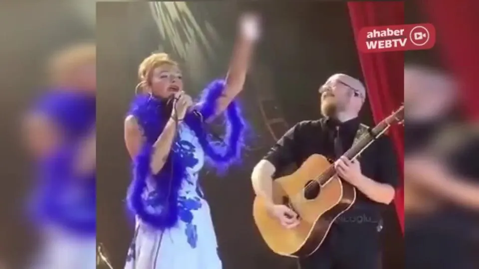 Şarkıcı Sıla İzmir’deki konserinde sahnede rakı içti! İşte o skandal görüntüler | Video