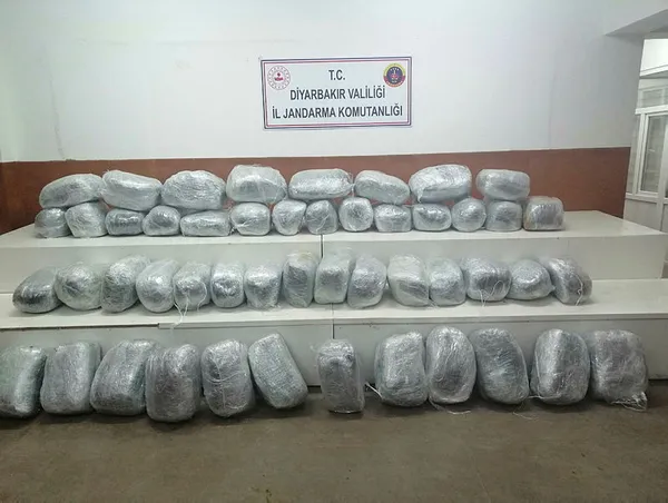 Diyarbakır’da traktörde ağaç dalları arasına gizlenmiş esrar bulundu