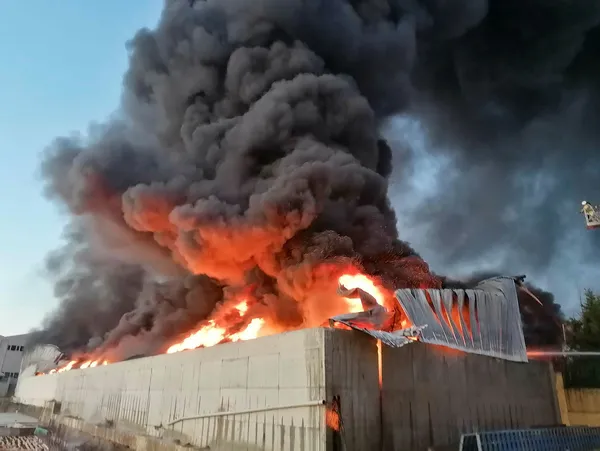 silivride-fabrika-yangini-dumanlar-kilometrelerce-uzakliktan-goruluyor-1630727975402.jpg Silivri'de fabrika yangını: Dumanlar kilometrelerce uzaklıktan görülüyor - 1