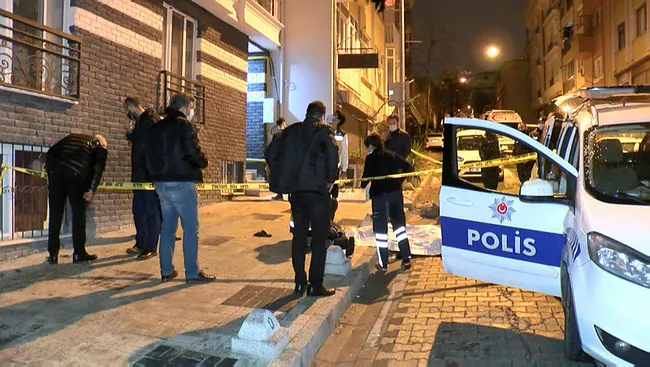 İstanbul'da 24 yaşındaki genç yaşadığı apartmanın önünde ölü bulundu - 2