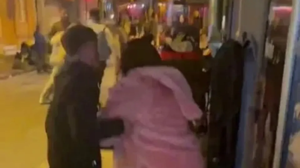 Sevgilisini başka kadınla yakalayınca ortalık karıştı! Taksim'de hareketli gece