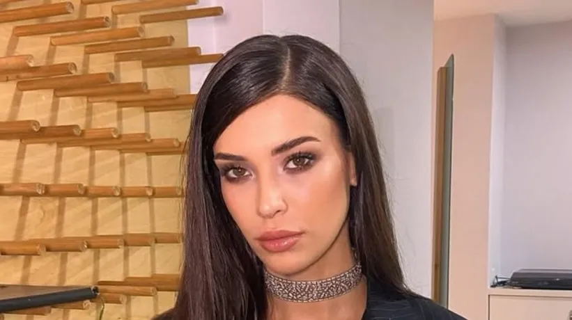 Devrim Özkan şıklığıyla geceye damga vurdu! Dubai tarzına beğeni yağdı