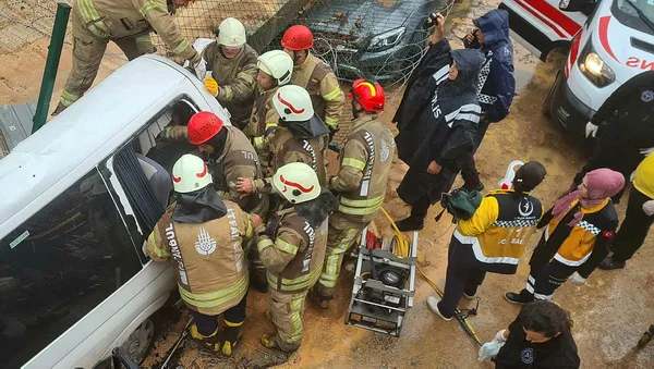 Son dakika | Pendik'te kuvvetli yağış feci bir kazaya neden oldu! - 3