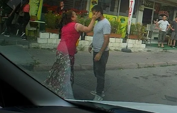 kayseride-eli-sopali-kadin-dehseti-onune-gelen-erkege-saldirdi-1662555810888.jpg Kayseri’de eli sopalı kadın dehşeti! Önüne gelen erkeğe saldırdı - 4
