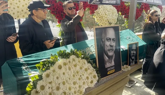 ali-tutal-son-yolculuguna-ugurlandi-dostlari-yalniz-birakmadi-1771937494890.jpg Kaynak: DHA