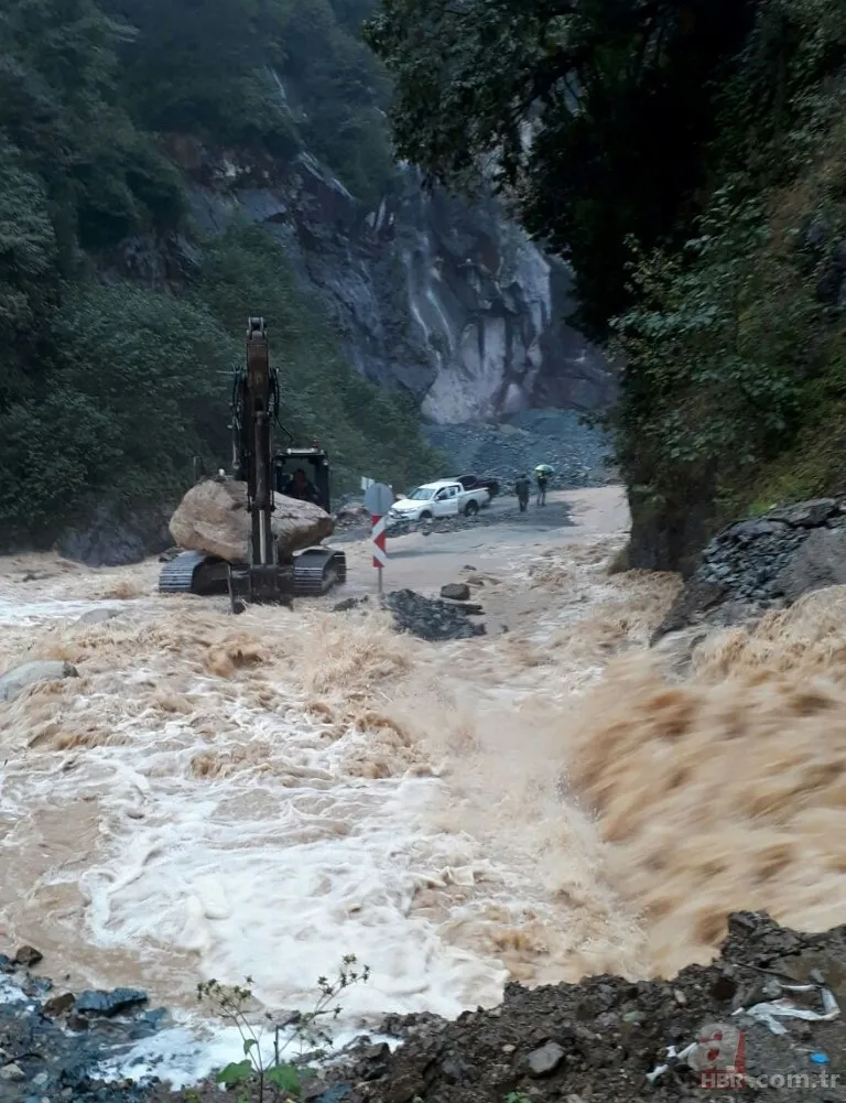 Rize'de şiddetli yağış eğitime ara verdirdi 15