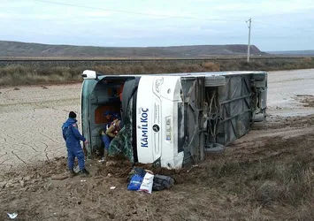 Yozgat'ta yolcu otobüsü devrildi