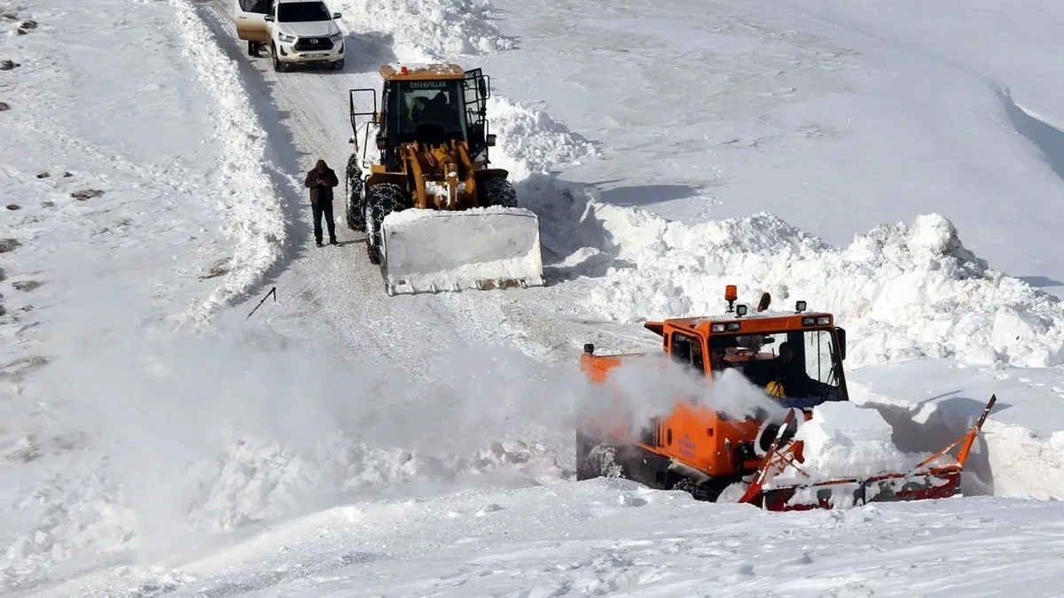 Van'da 83 yerleşim yerinin yolu ulaşıma açıldı